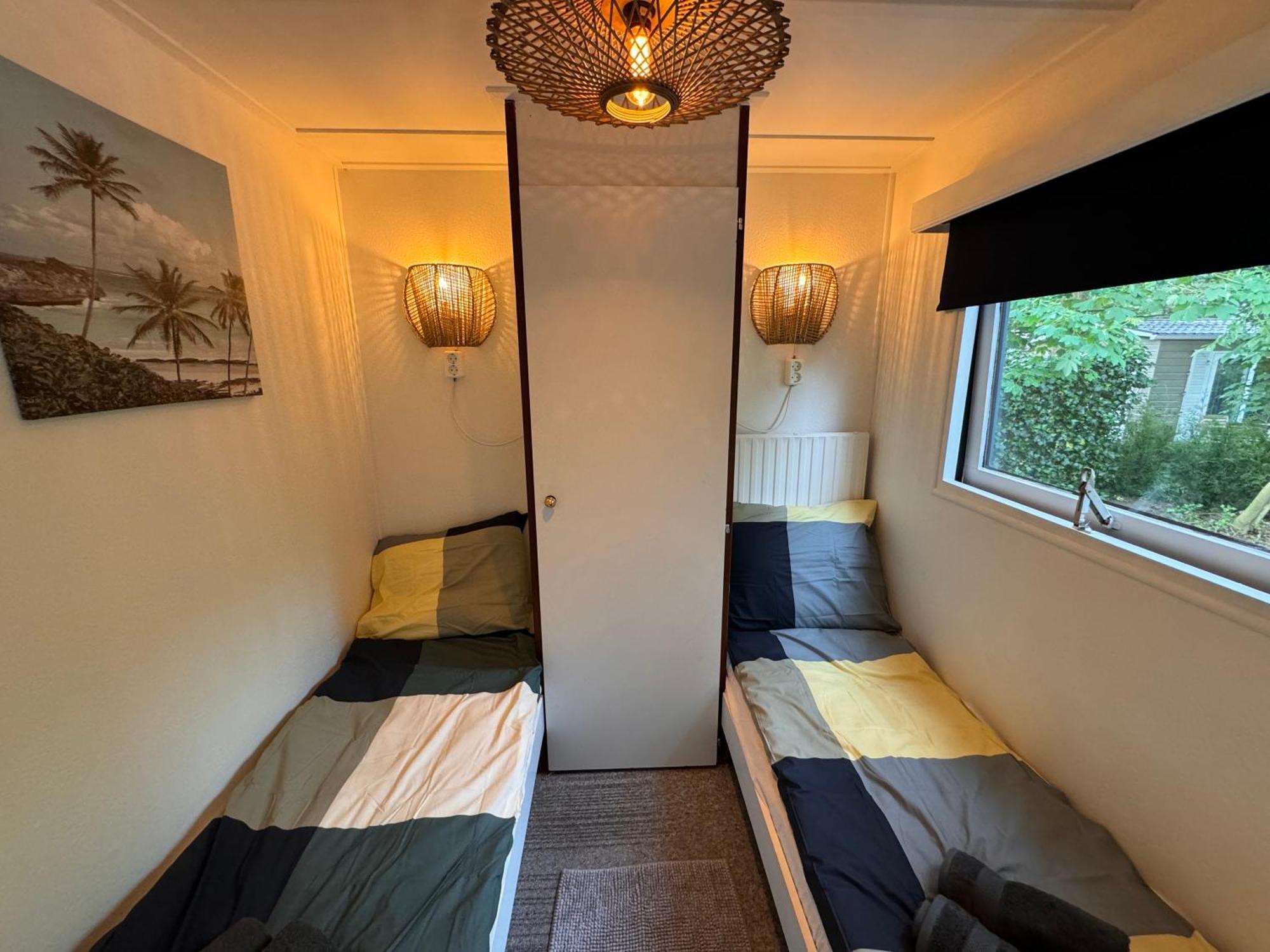 Ruim En Luxe Chalet Privetuin - Park 'De Ijsvogel' Lägenhet Voorthuizen Exteriör bild