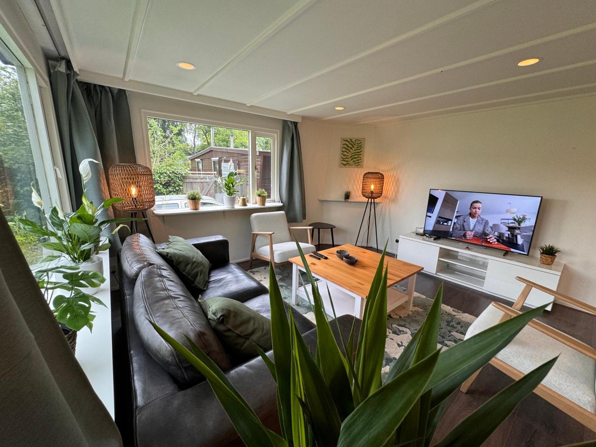 Ruim En Luxe Chalet Privetuin - Park 'De Ijsvogel' Lägenhet Voorthuizen Exteriör bild